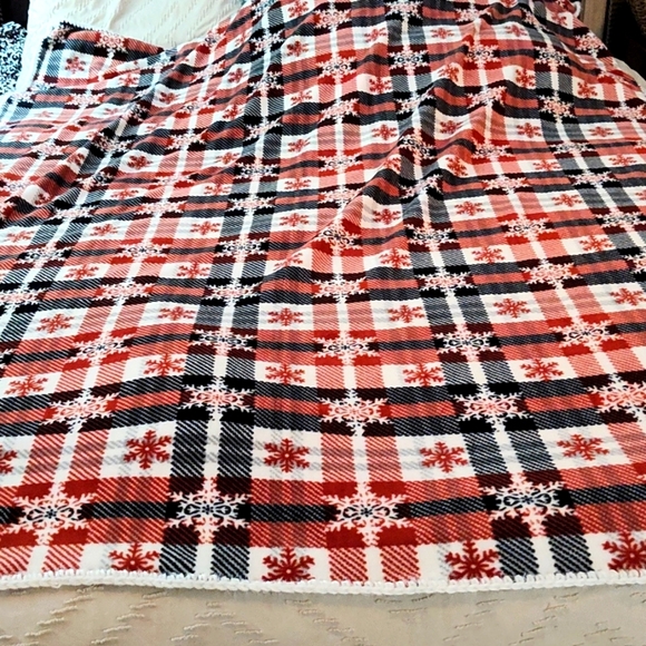 Ultra-Lux Hand Crocheted Edge Fleece Throw for Beds, Couches, Chairs, 72" X 60" - Picture 2 of 5